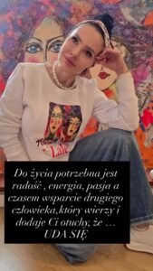 Bluzka z namalowanymi lalami – ręcznie ozdabiana odzież – Anna Obrazy i Ja