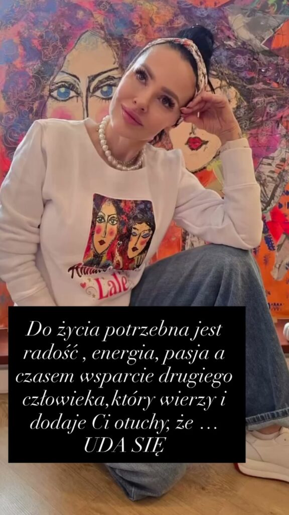 Bluzka z namalowanymi lalami – ręcznie ozdabiana odzież – Anna Obrazy i Ja