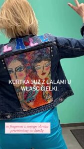 Kobieta w ręcznie ozdabianej odzieży – Anna Obrazy i Ja